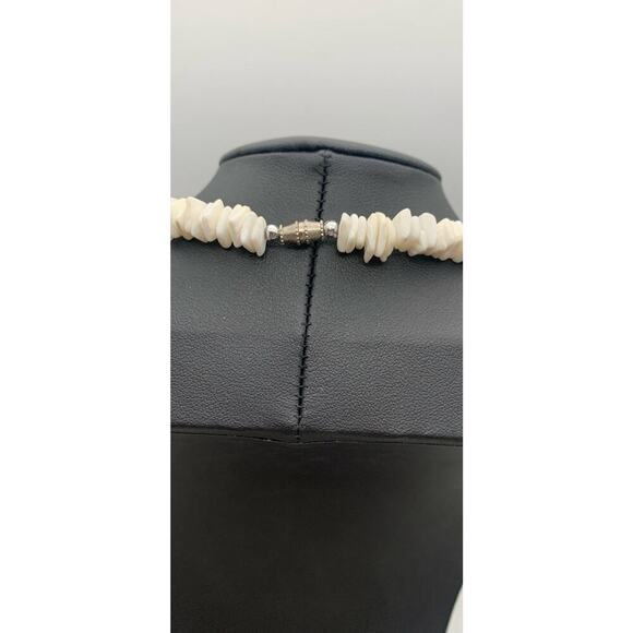 Vintage White Shell Necklace With Turquoise Blue Accents Barrel Closure - Picture 4 of 4